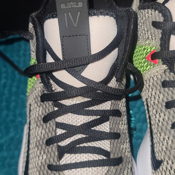 Lebron Sneakers - Picture 12 of 16